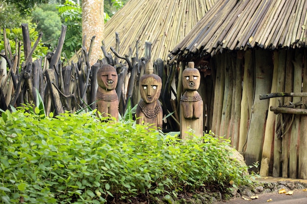 Statue in una foresta