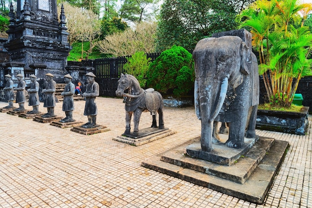 베트남 후에(Hue)에 있는 카이딘(Khai Dinh) 무덤의 동상