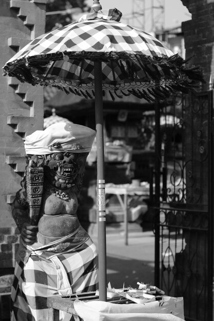 Foto statue alla bancarella del mercato