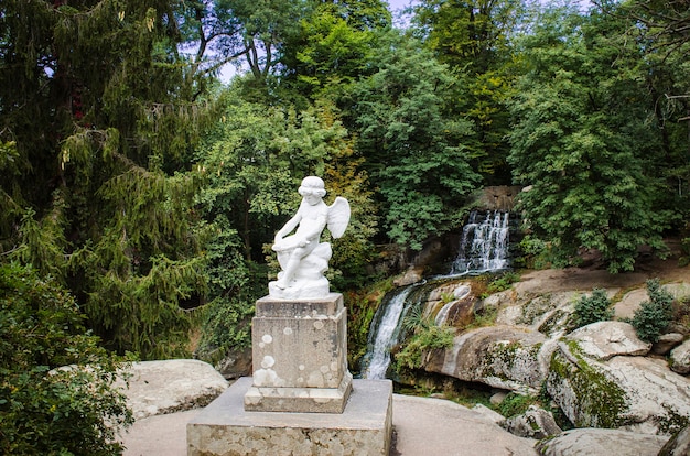 秋の公園の彫像