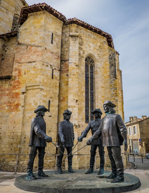 Le statue dei tre moschettieri (in realtà 4) davanti alla cattedrale del preservativo nel sud della francia