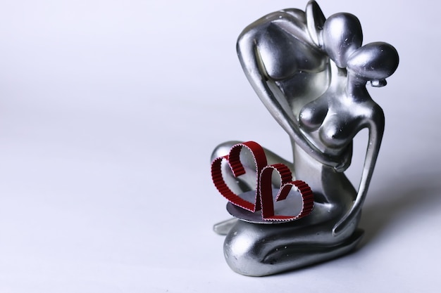 statuette valentine with hearts