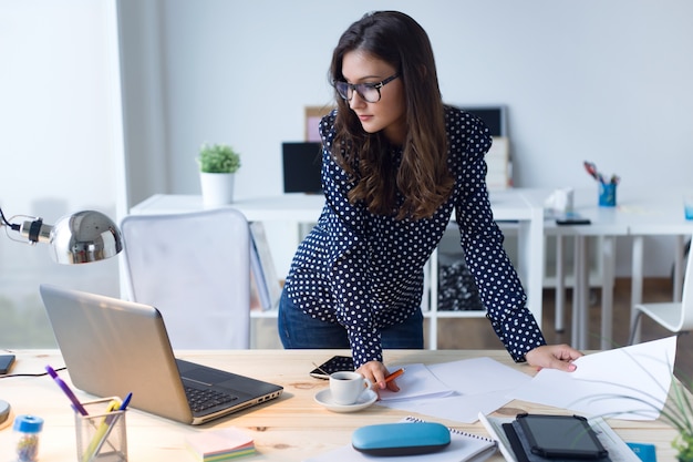 Status van de vrouw op zoek naar haar laptop computer