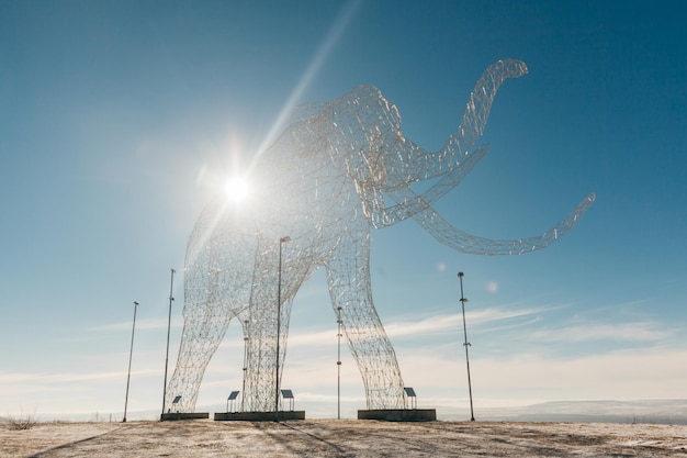 STAVROPOL Rusland 10 JANUARI 2023 architectuur een olifant van 20 meter gemaakt in een frameruimtelijke techniek op de berg van Stavropol