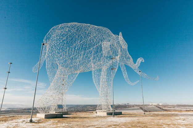 STAVROPOL Rusland 10 JANUARI 2023 architectuur een olifant van 20 meter gemaakt in een frameruimtelijke techniek op de berg van Stavropol