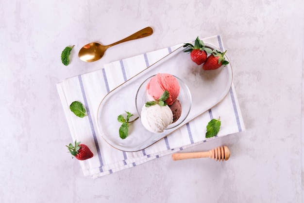 Foto stawberry gelato alla vanila flatlay