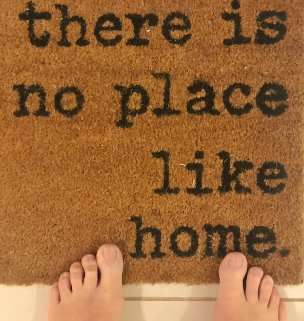 Photo stay home welcome mat says theres no place like home