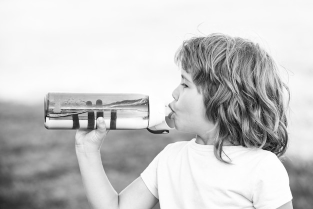 水のボトルで水分補給された子供を維持します