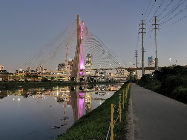 Ночной мост в Сан-Паулу через реку Пинейрос