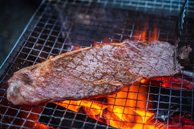 キャンプで焼くステーキ