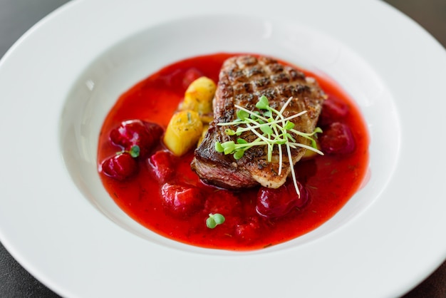 Bistecca di filetto d'anatra con fragole caramellate e melanzane