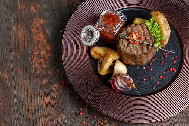 Steak medaillon. restaurant eten. houten achtergrond