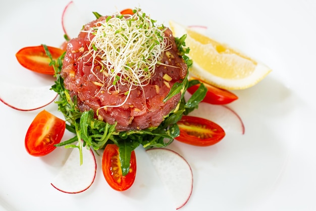 Tartare di bistecca, piatto con gustosa tartare di manzo su sfondo bianco