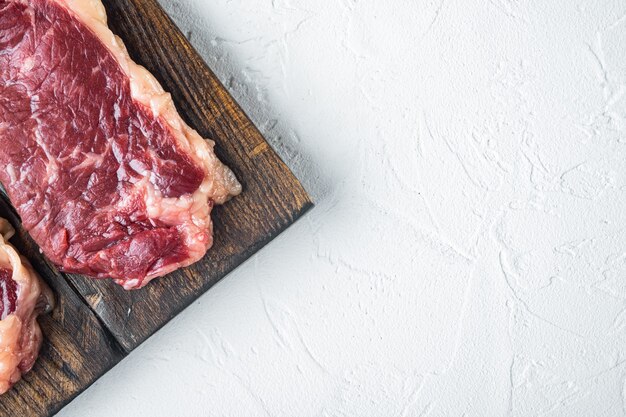 Bistecca su sfondo bianco, vista dall'alto laici piatta con copia spazio per il testo