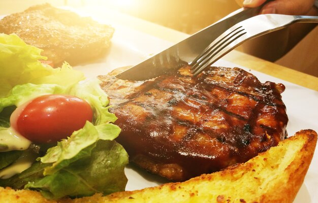 Foto bistecca con sugo a colazione