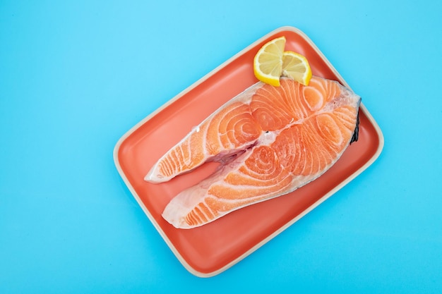 Steak zalm met citroen op sinaasappel.