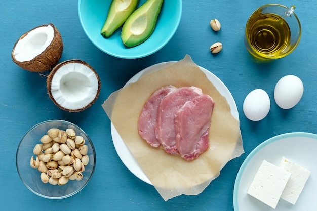 Foto steaks en ingrediënten voor het koken van bovenaf