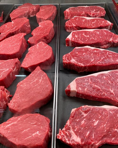 Foto steaks in de slager sho