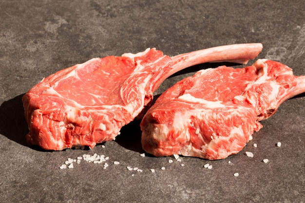 Steaks met zout op een zwarte achtergrond