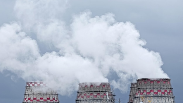 工業用冷却塔からの蒸気が生態系を破壊する