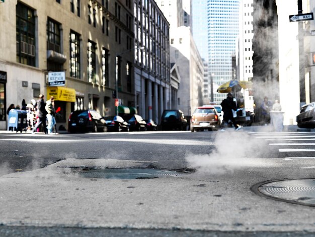 Foto vapore da un pozzo di scarico in una strada di manhattan