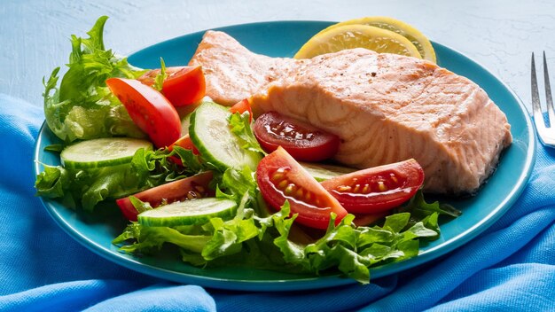 Photo steam salmon and vegetables paleo keto fodmap diet