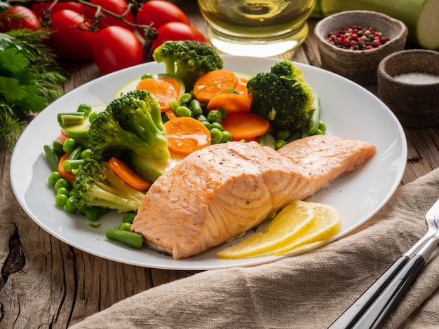 Steam salmon and vegetables, Paleo, keto, fodmap diet.