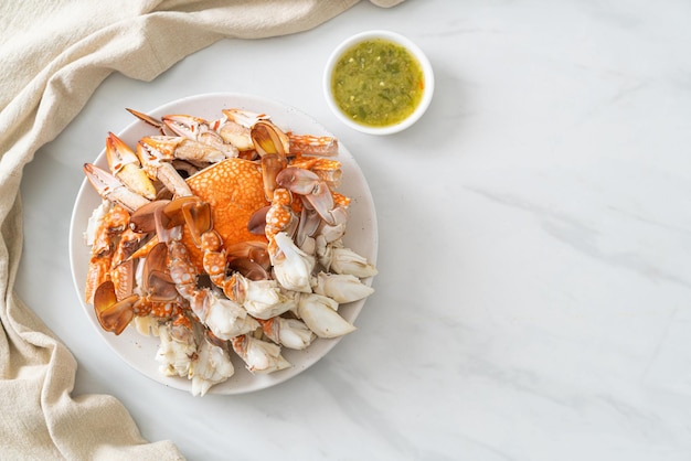 Steamed blue crab with spicy seafood sauce - seafood style