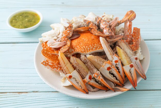 Steamed blue crab with spicy seafood sauce - seafood style