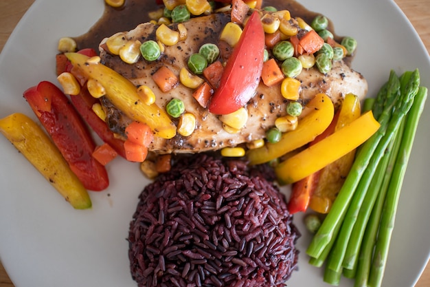 Foto petto di pollo al vapore con risotto cotto.