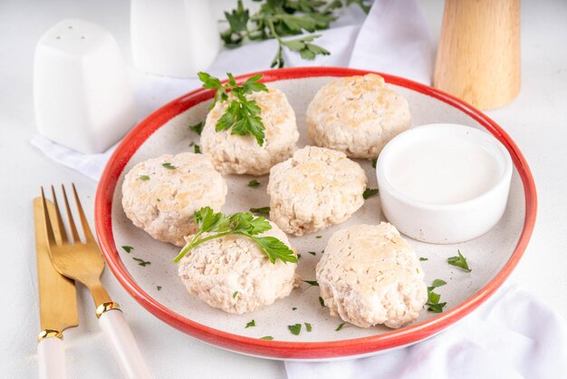 Foto cotolette di pollo al vapore, polpette