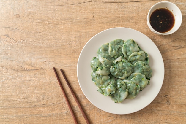 Gnocchi di erba cipollina al vapore con salsa