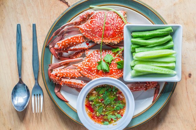 Photo steamed crabs on a wooden table