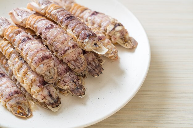 Gamberi o canocchie al vapore o stomatopodi con salsa piccante di frutti di mare