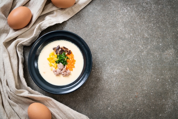 Uovo al vapore con carne di maiale tritata e verdure