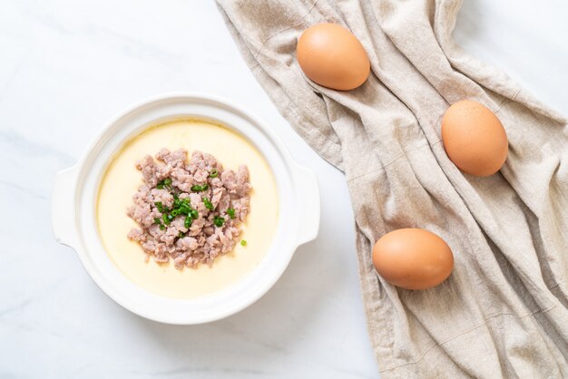 Foto uovo al vapore con carne di maiale tritata