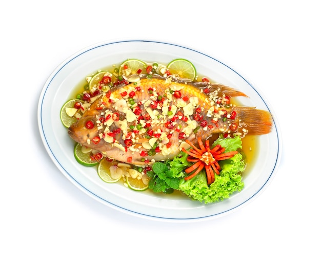 ライムソースの蒸し魚スパイシーでおいしい赤ティラピアの魚タイ料理