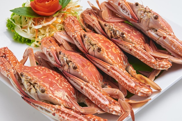 Свежий краб, приготовленный на пару. Свежие морепродукты, популярное блюдо в Таиланде.