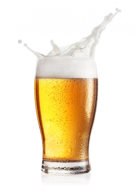 Photo steamed glass of light beer with splash