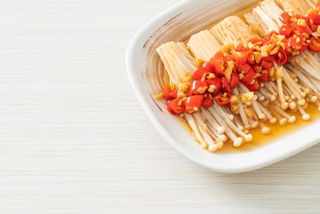 Photo steamed golden needle mushroom or enokitake with soy sauce chilli and garlic