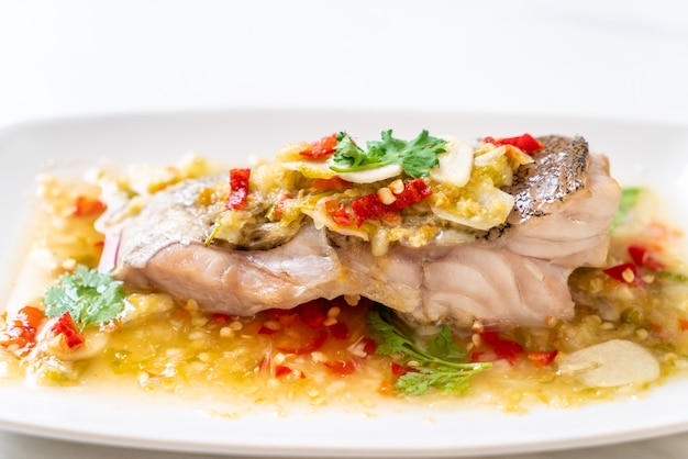 Рыбное филе на групере с соусом из чили и лайма в лаймовой заправке