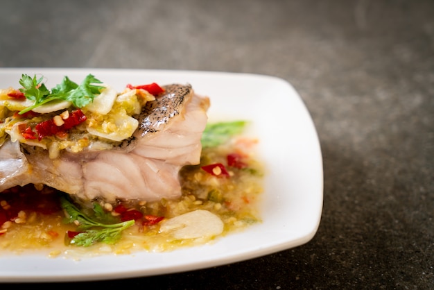 Рыбное филе на групере с соусом из чили и лайма в лаймовой заправке