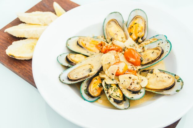 Steamed mussel with white wine sauce