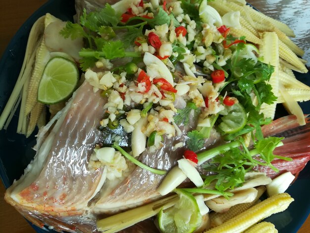 칠리 라임 소스를 곁들인 찐 레드 틸라피아 생선 태국 라임 생선 라임 드레싱에 찐 생선
