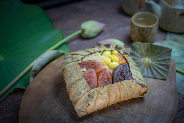 椎茸太郎と銀杏の中華ソーセージと塩漬け卵を添えた蓮の葉ご飯