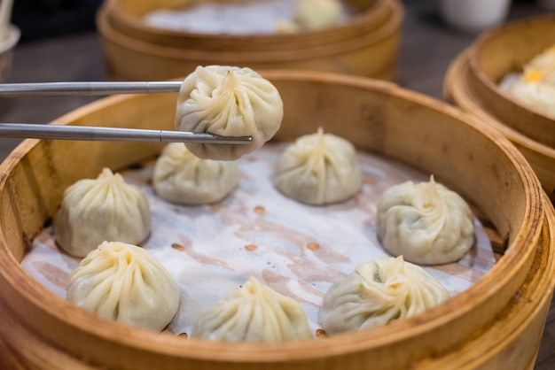 Photo steamed xiaolongbao served in a traditional steaming basket