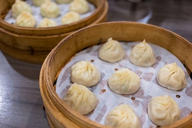 Photo steamed xiaolongbao served in a traditional steaming basket