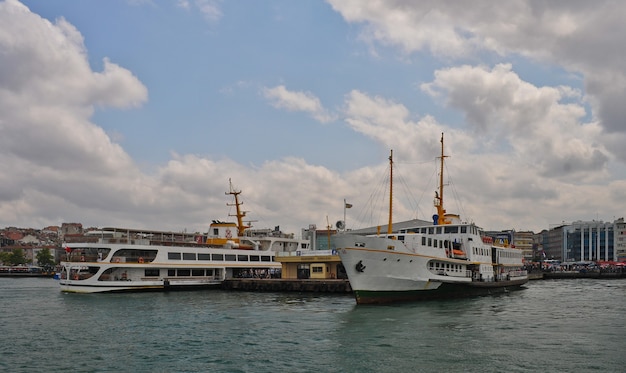 Photo steamer ships in in istanbul pier waiting for boarding