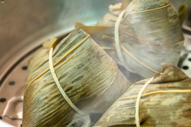 Piroscafo che cuoce a vapore un mucchio di zongzi fumante