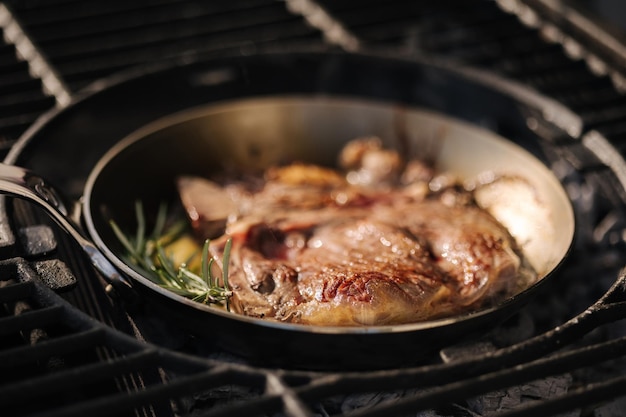 Photo a steaming beef tenderloin steak is grilled in a grill pan the concept of the recipe tbone steak hot